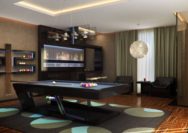 Светлый дизайн бильярдной с люстрой из стекла