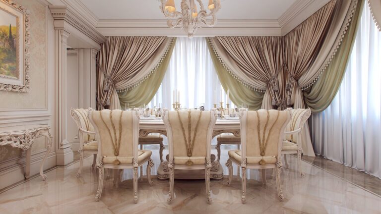 Стулья кремового оттенка в интерьере белой классической обеденной зоны
