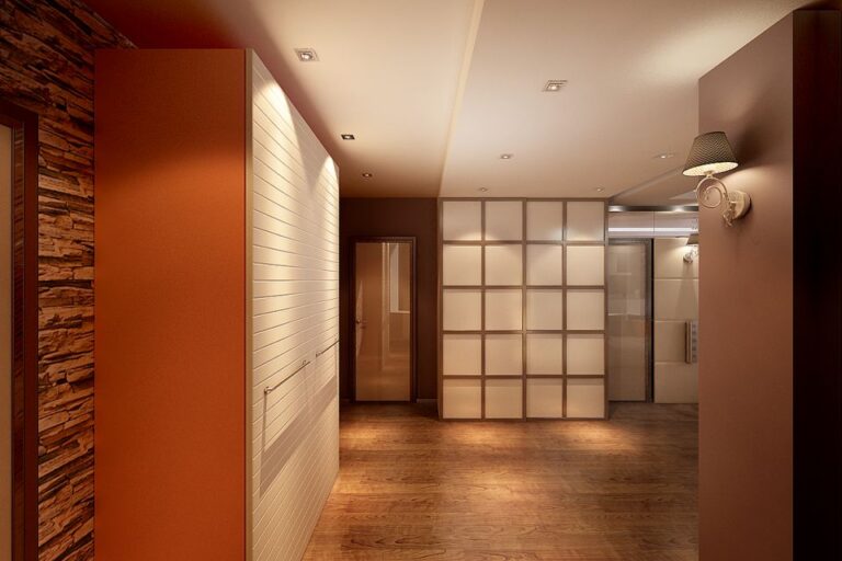 Оранжевые и персиковые акценты в интерьере бежево-коричневого холла