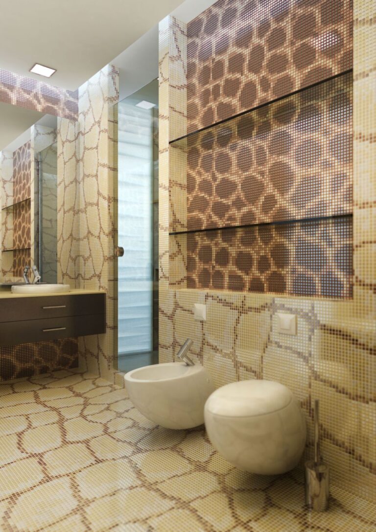 Мозаичный узор в виде крупных чешуек в оформлении санузла