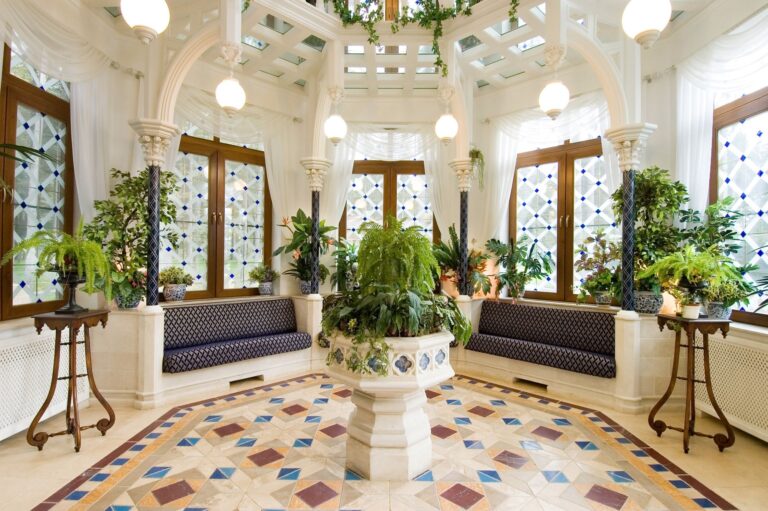 Яркий дизайн холла с отделкой натуральным камнем