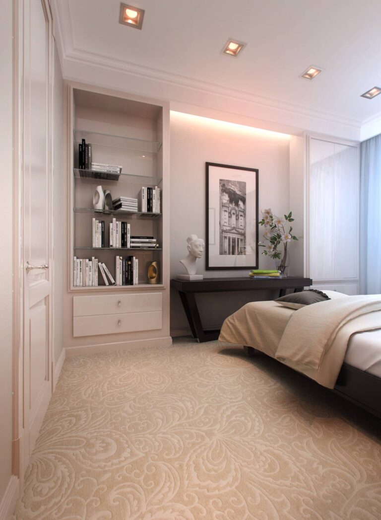 Дизайн уютной спальни с бежевыми шкафами