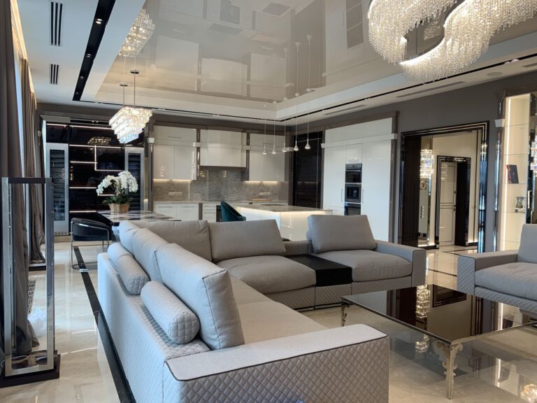 Люстры и светильники в дизайн-проекте гостиной и кухни