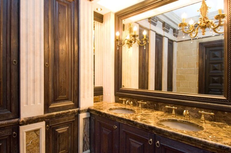 Солидный интерьер ванной с деталями из золотистого мрамора