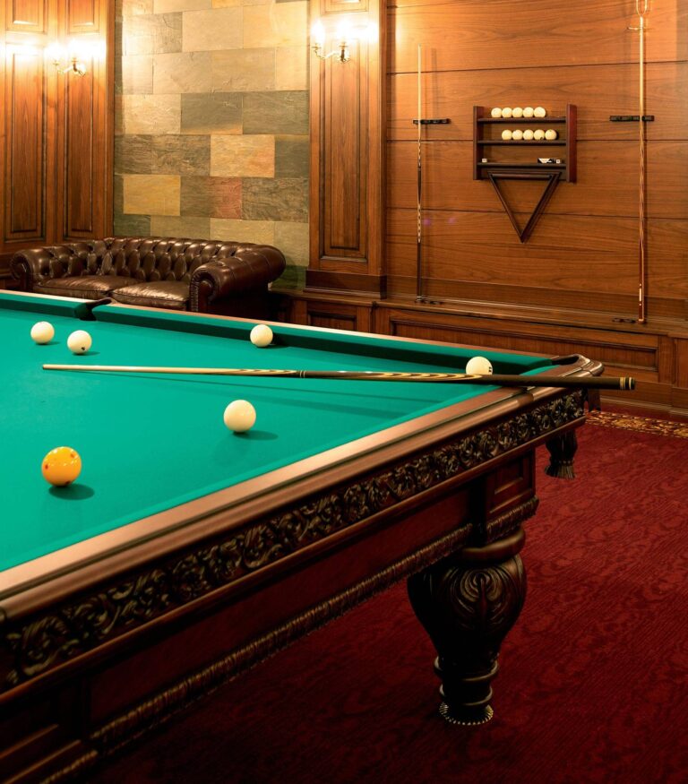 Мозаичная кладка из натурального камня в интерьере бильярдной