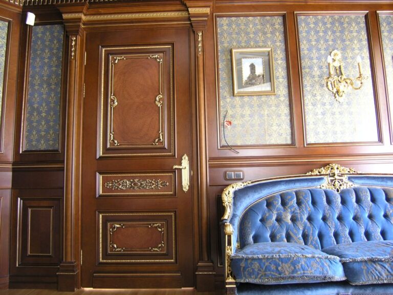 Дизайн гостиной после ремонта с позолотой на дверях