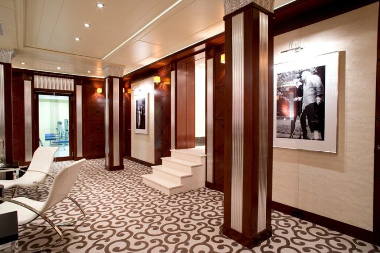 Бежевый ковролин с коричневыми завитками в оформлении гостиной