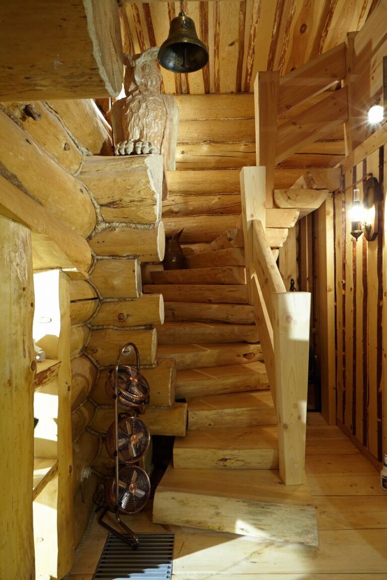 Дизайн лестницы в бревенчатом доме в лесу