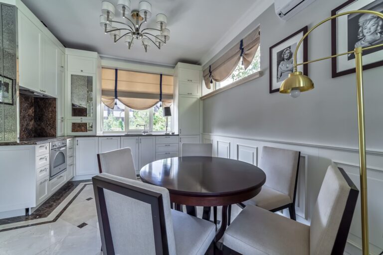 Белая кухня с обеденной зоной и круглым столиком