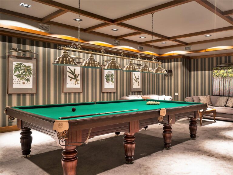 Полосатые серо-бежевые стены в оформлении бильярдной комнаты