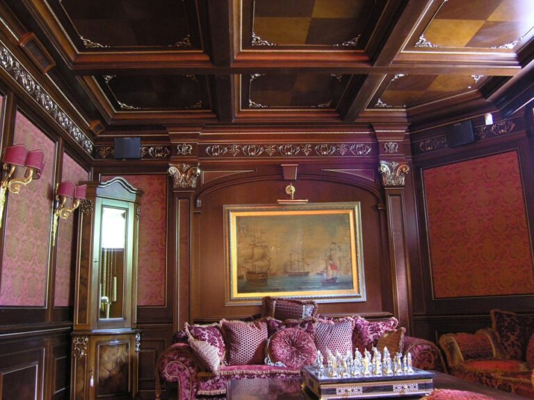 Коричневый потолок с шахматным узором в отремонтированной гостиной