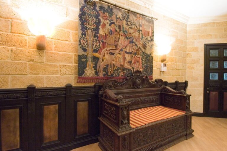 Большой гобелен в стиле средневековья в дизайне холла