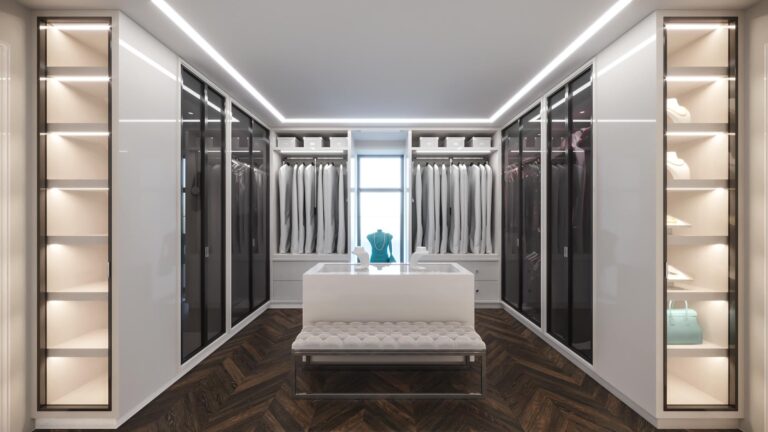 Тонированные стеклянные двери в интерьере белого гардероба