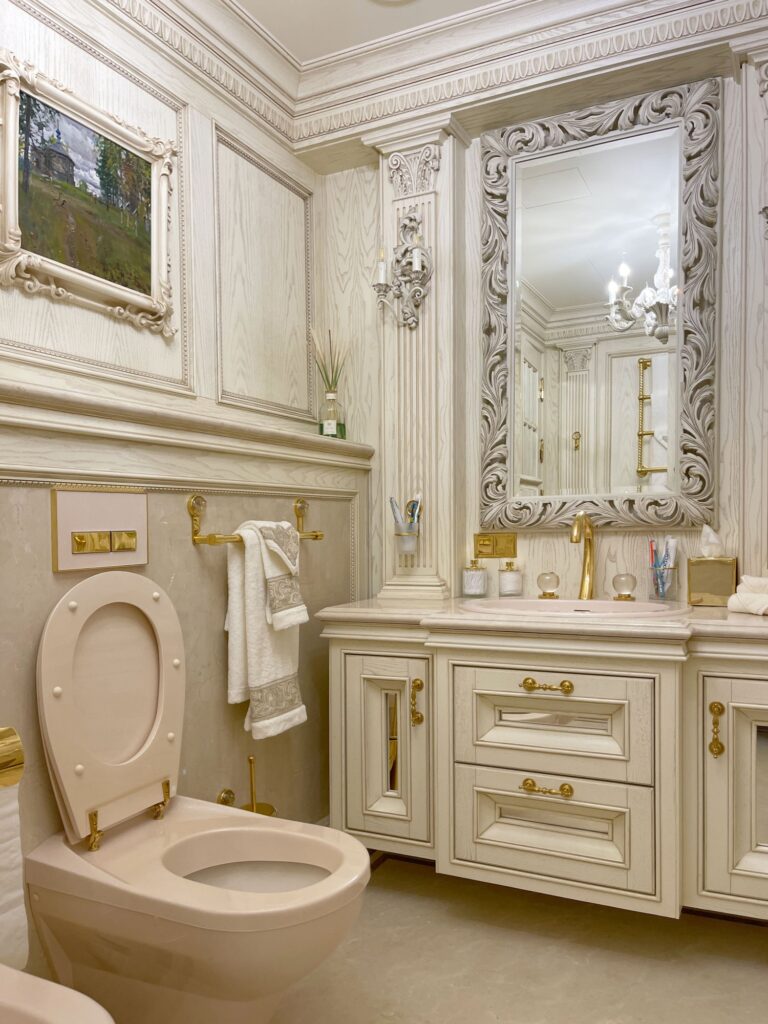 Резное дерево в аристократическом дизайне санузла