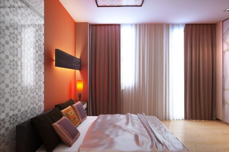 Дизайн яркой спальни с коричнево-бежевыми шторами