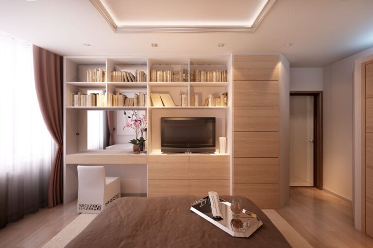 Интерьер белоснежной спальни с деревянными светлыми вставками