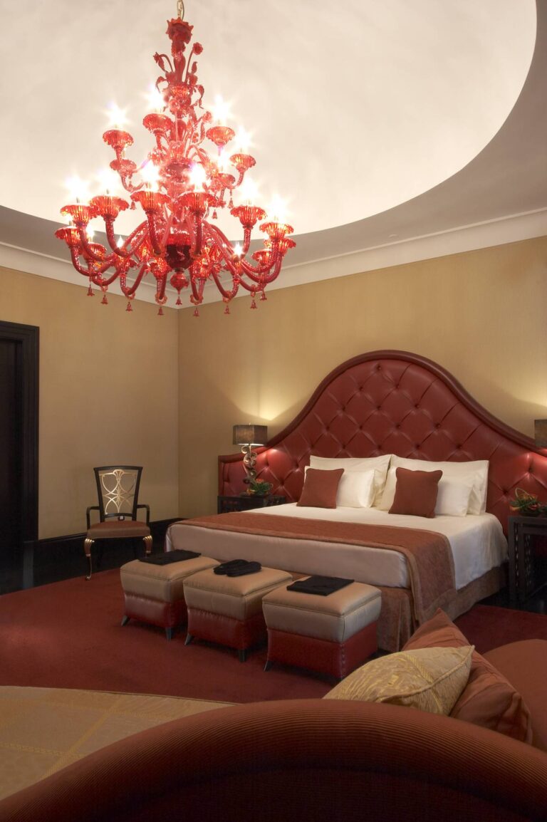 Красная люстра в ярком интерьере спальни
