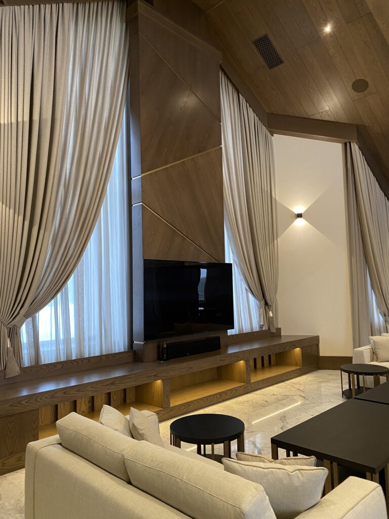 Дизайн гостиной с отделкой стен деревом