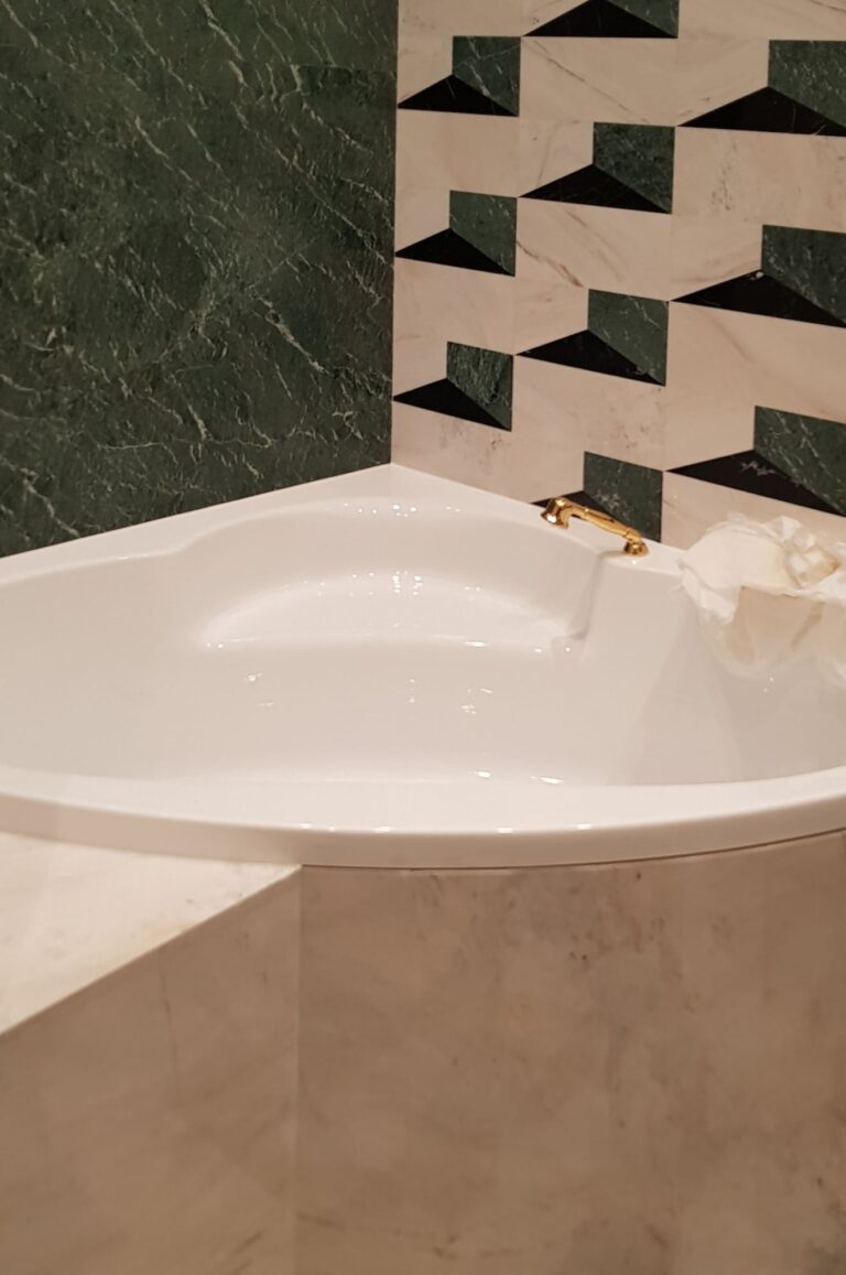 Санузел с угловой ванной