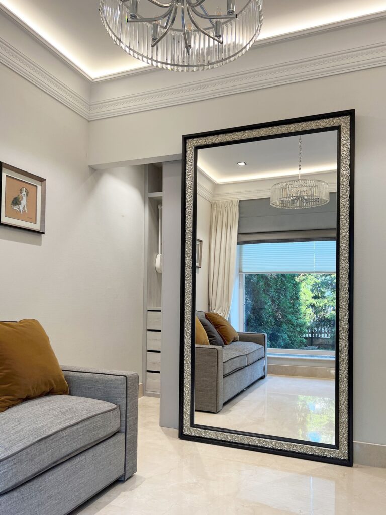 Интерьер гостиной с большим зеркалом