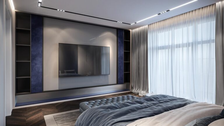 Дизайн спальни с большой панелью для ТВ и встроенными боковыми шкафами
