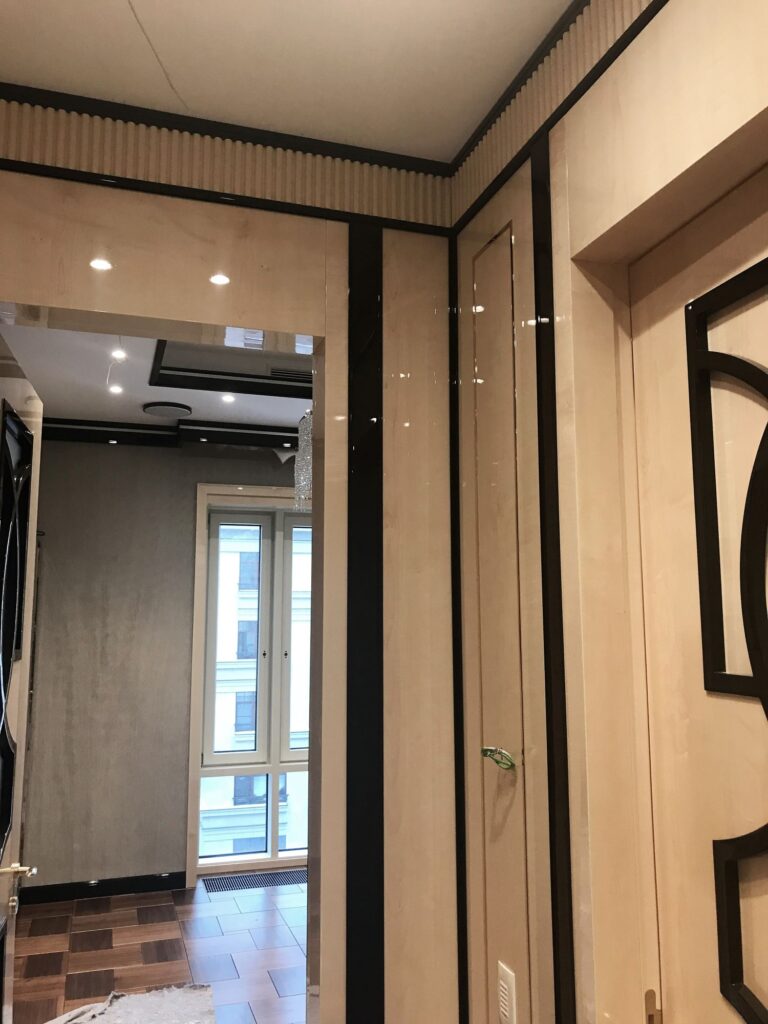 Глянцевые стеновые панели палевого оттенка в отделке коридора