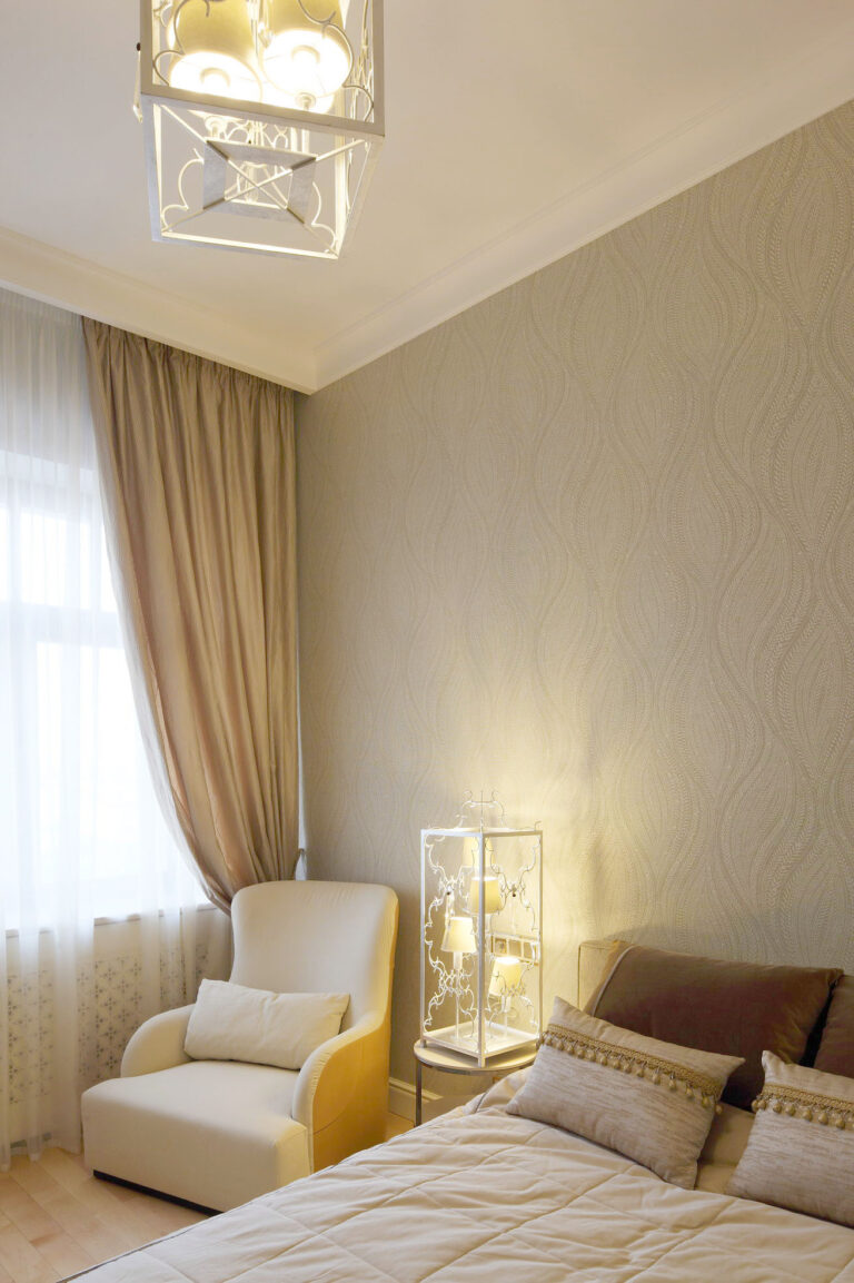 Спальня песочного оттенка с дизайнерской настольной лампой