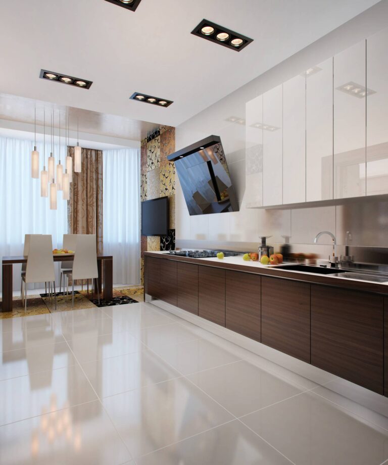 Оформление светлой просторной кухни с глянцевыми шкафами