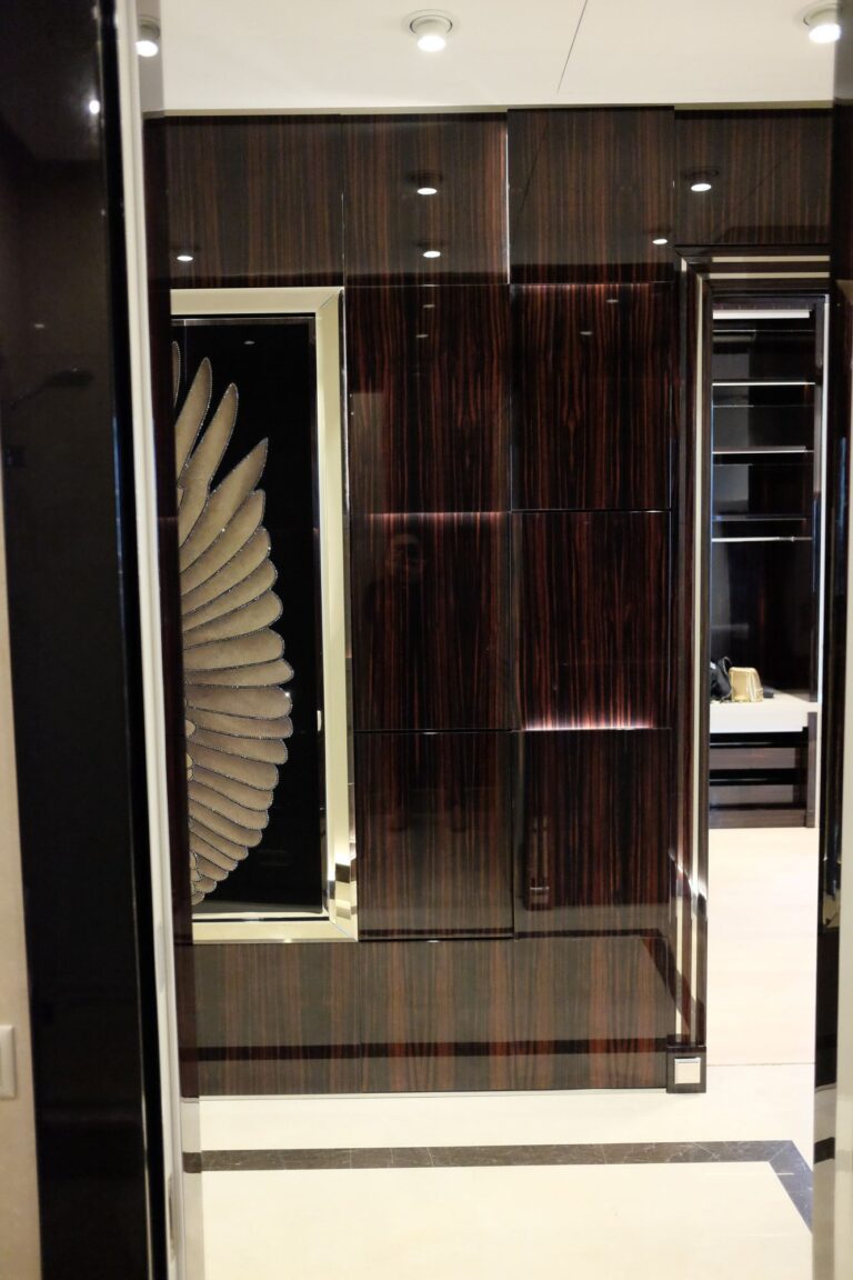 Интерьер холла с белым потолком и встроенными светильниками