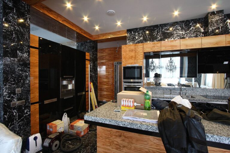 Кухня после ремонта с отделкой мрамором и деревом