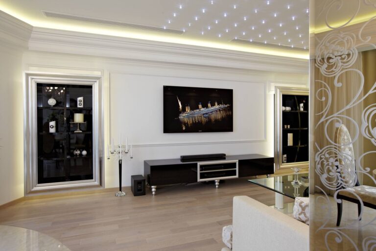 Дизайн гостиной с встроенными шкафами витринами