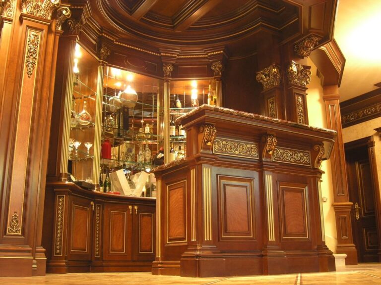 Зеркальные полки для бутылок в готовом ремонте бара