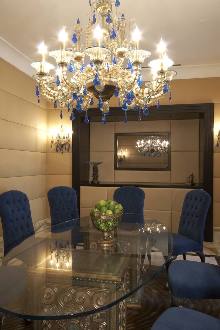 Мягкие синие стулья в бежевом дизайне столовой