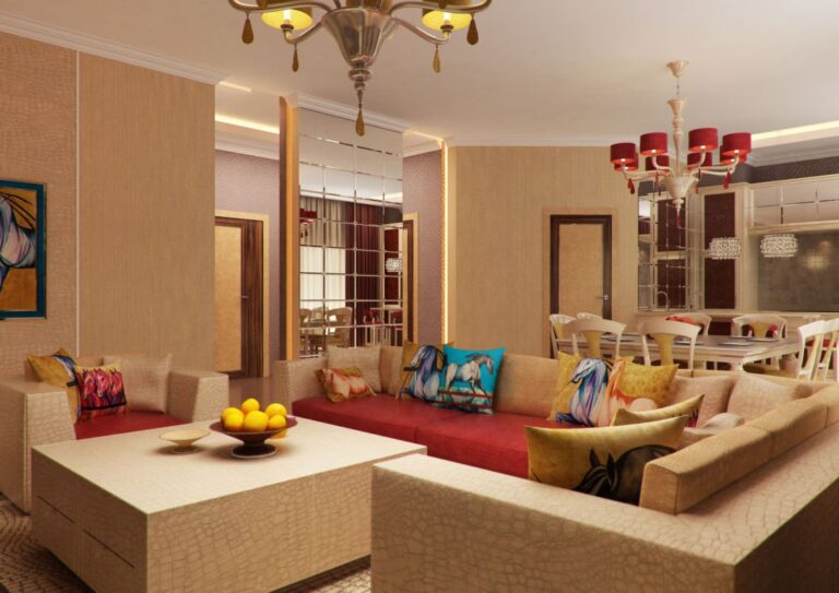 Гостиная в трехкомнтаной квартире в бежево-кремовых тонах с яркими акцентами
