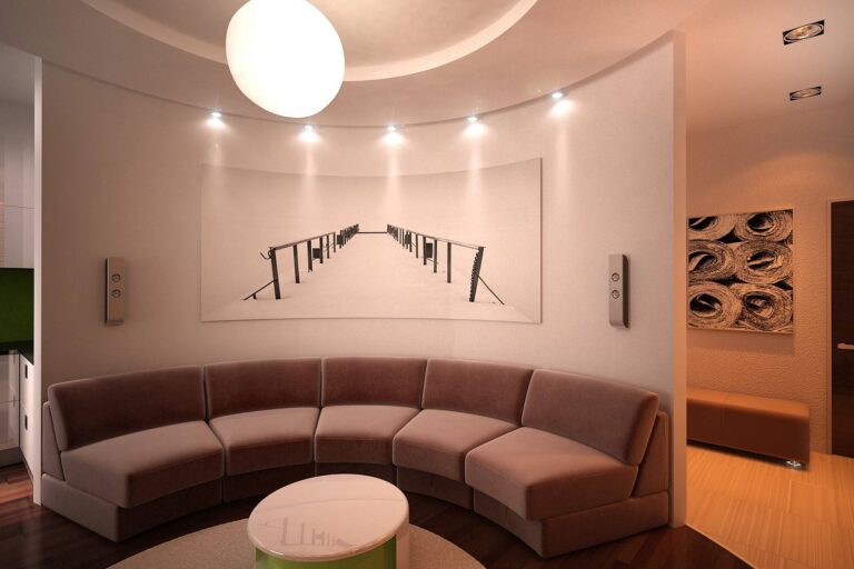 Оформление дизайна полукруглой гостиной с выгнутым диваном в коричневых тонах