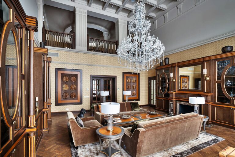 Обстановка гостиной с большой фигурной хрустальной люстрой