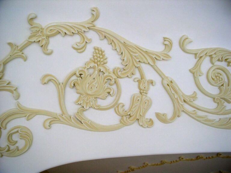 Отделка коридора лепными узорами во время ремонта