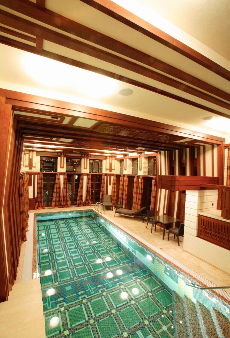 Дизайн-проект бассейна со сложным двухуровневым потолком и встроенным светом