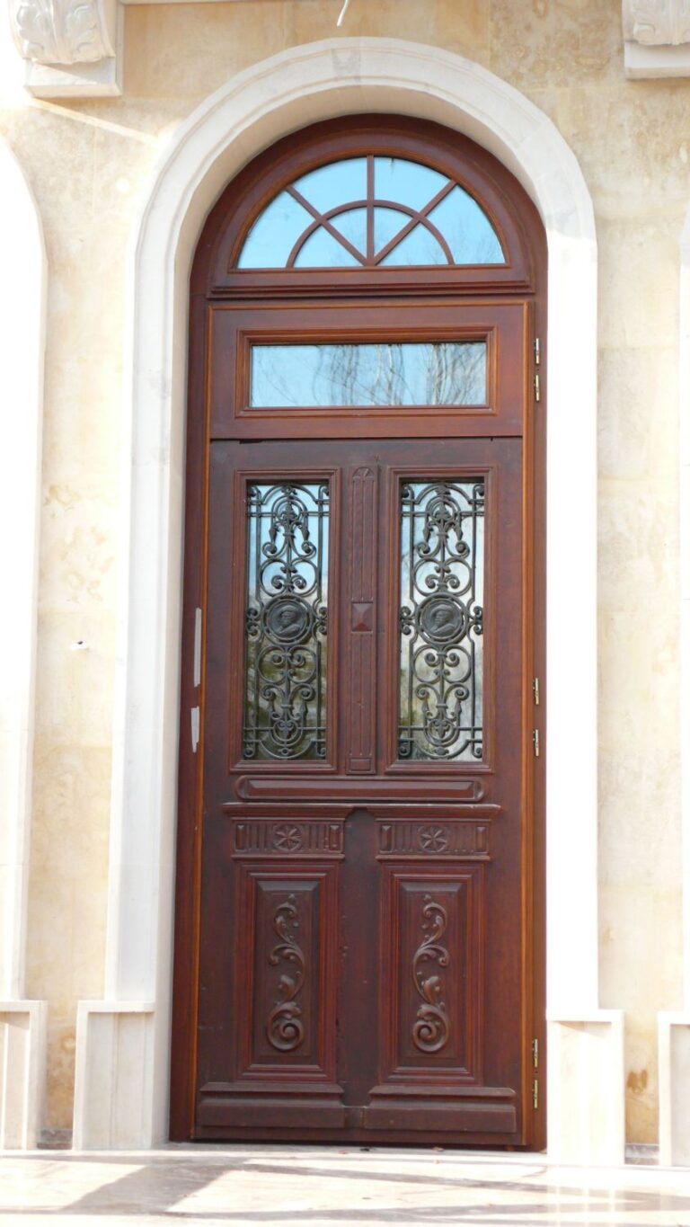 Резные двери с решеткой в готовом ремонте дома