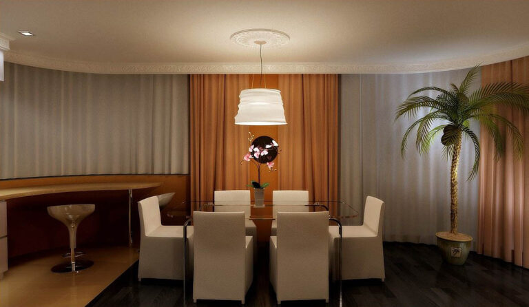 Прямоугольный стол со стеклом и бежевыми стульями в интерьере столовой