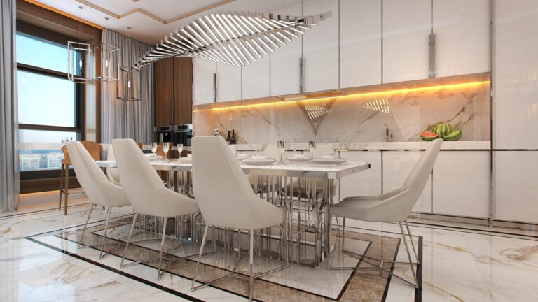 Дизайн кухни и столовой с множеством сверкающих элементов