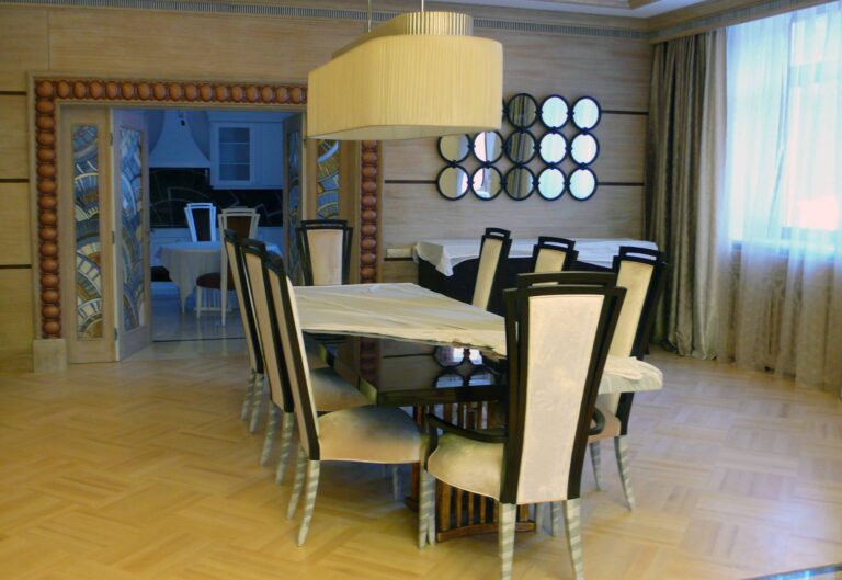 Фото столовой в коттедже после ремонта – меблировка