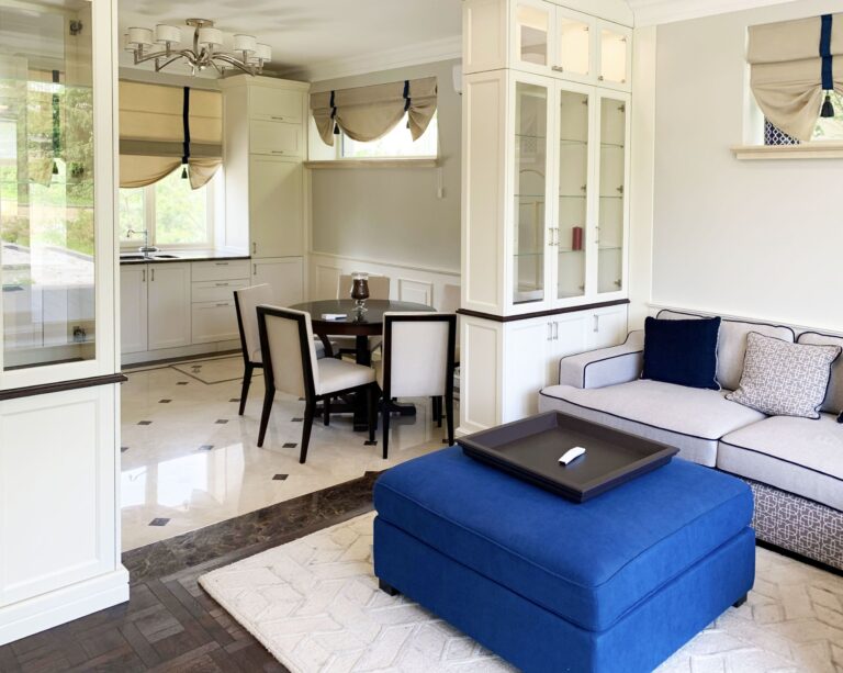 Белый шкаф в зонировании интерьера кухни и гостиной