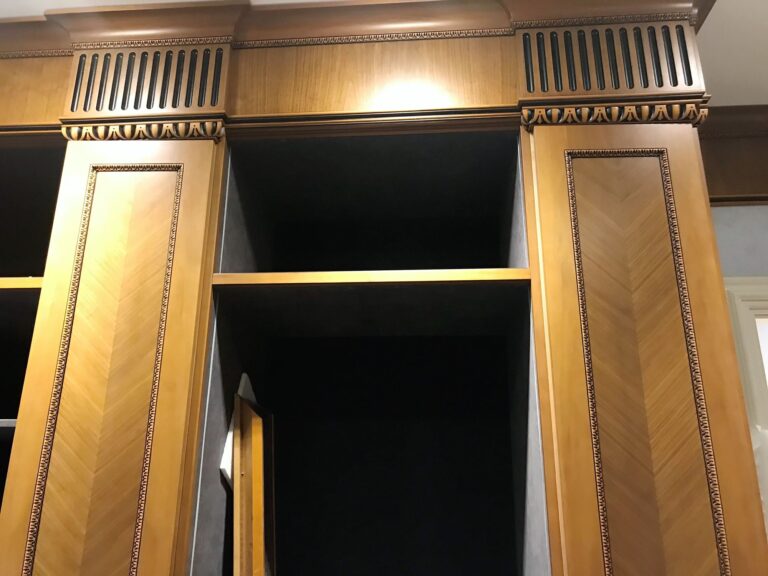 Декорирование ореховых фасадов рельефной резьбой