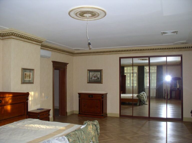 Готовый дизайн спальни с лепной позолоченной розеткой