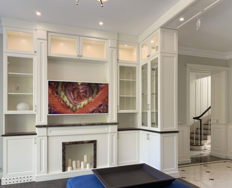 Дизайн гостиной с большим белым шкафом