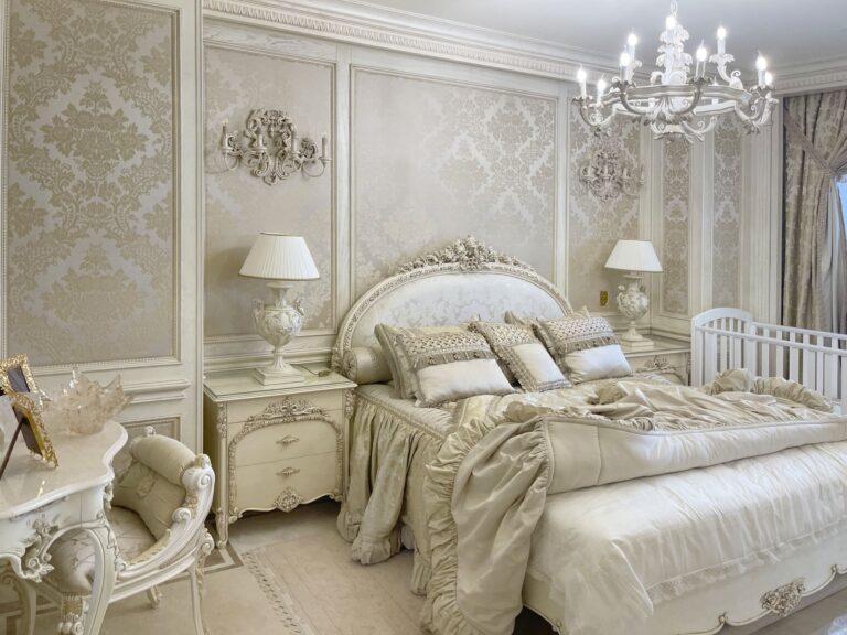 Стеновые панели с орнаментом в дизайне спальни