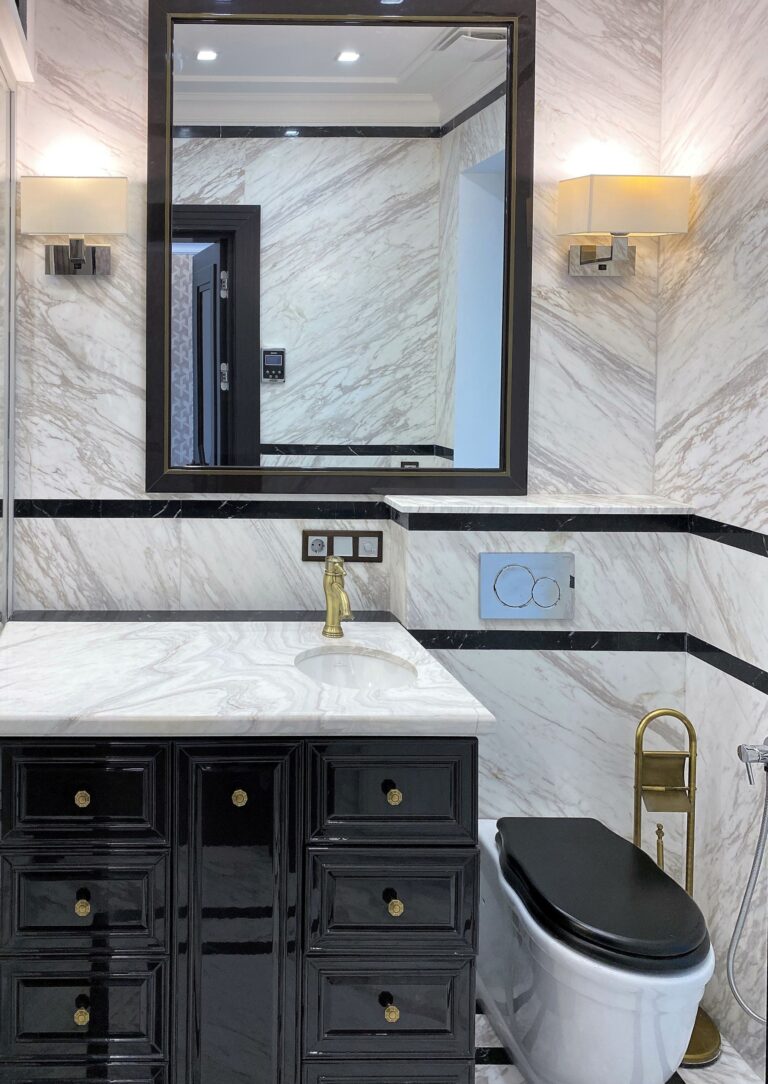 Черно-белые оттенки в дизайне санузла