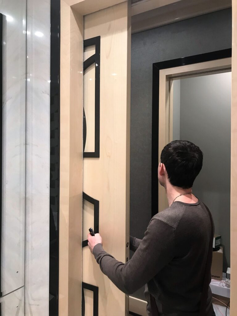 Санузел с декорированной дверью-купе