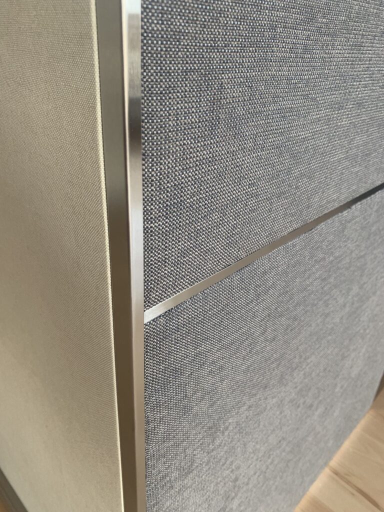 Бежевая и серая текстильная отделка в дизайне стеновых панелей